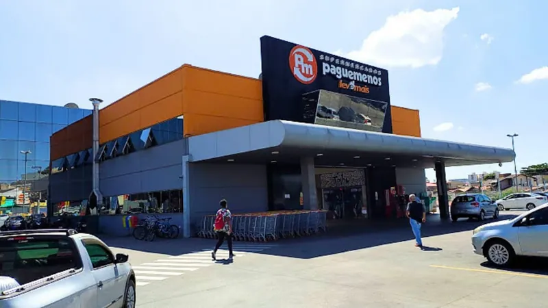 Campinas aplica vacinas da gripe em ação num supermercado da Vila Pompéia