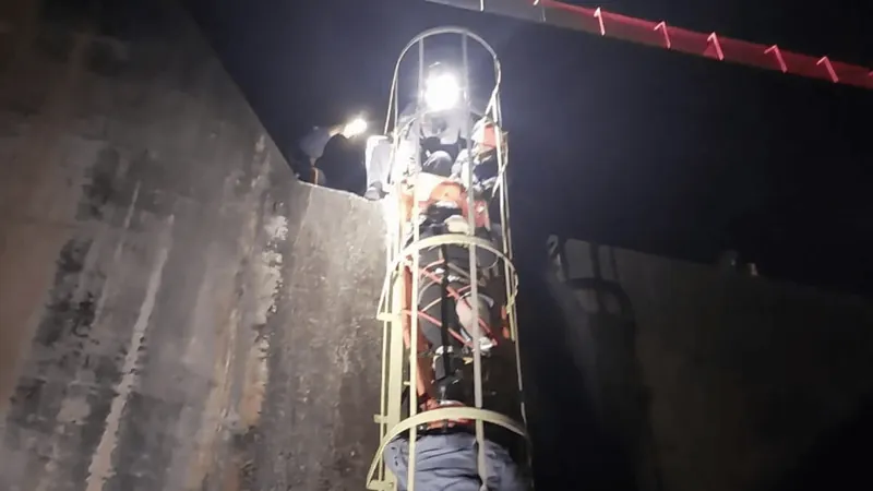 Skatista é resgatado após queda de 15 metros em sumidouro de Paraibuna