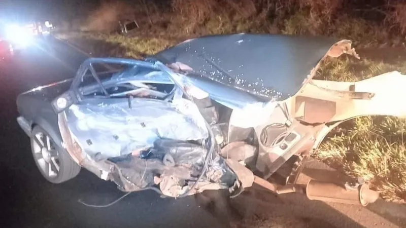 Um dos carros estava parado na estrada