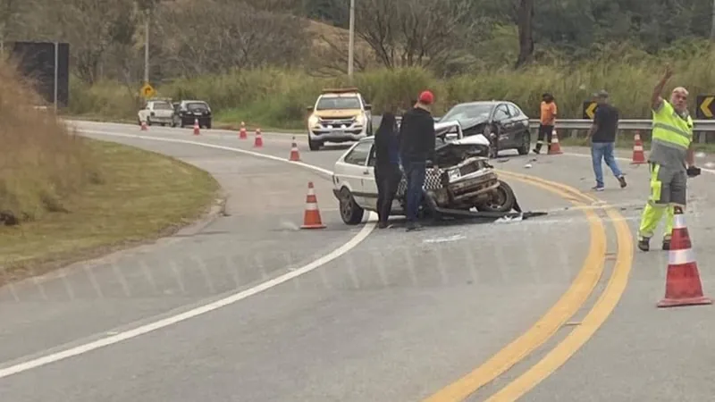 Dois homens ficam gravemente feridos em acidente na Oswaldo Cruz