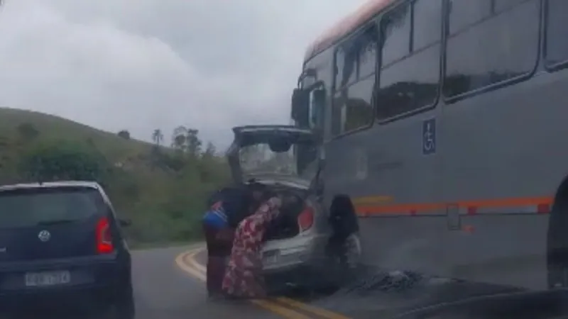 Mulher morre em acidente entre carro e ônibus na SP-50 em São José dos Campos