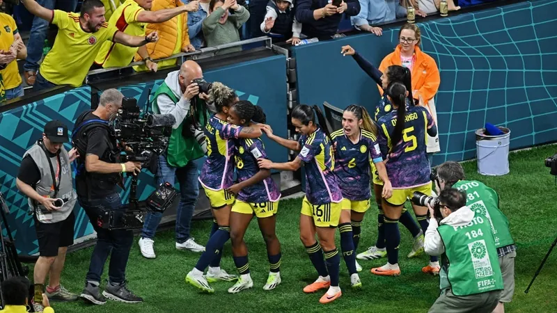 Linda Caicedo e Manuela Vanegas fizeram os gols da vitória sobre as bicampeãs mundiais