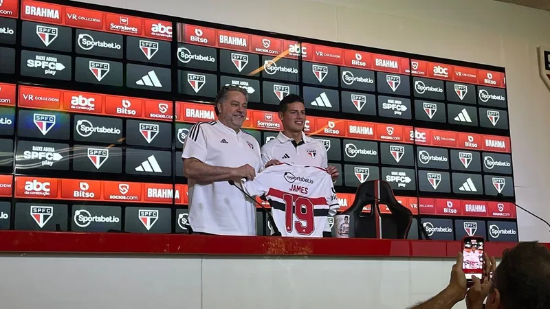 Meia colombiano James Rodríguez é apresentado no São Paulo