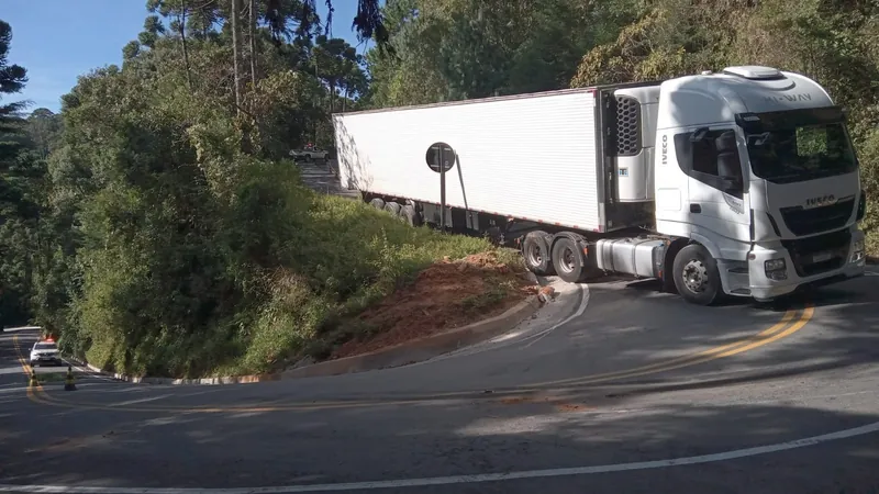 Carreta fica presa em rodovia municipal de São Bento do Sapucaí