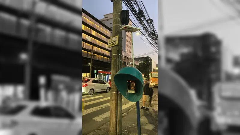 Orelhões da OI em funcionamento com placa de energia solar chama atenção no Rio