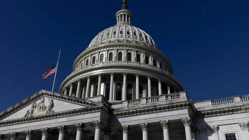 Câmara dos EUA aprova 61 bilhões de dólares em ajuda à Ucrânia