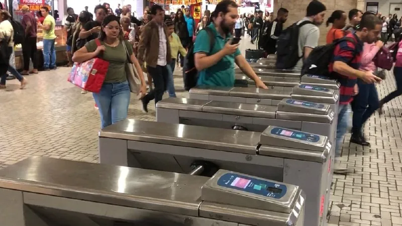 Criminosos vendem RioCard mais barato que o padrão na Avenida Francisco Bicalho