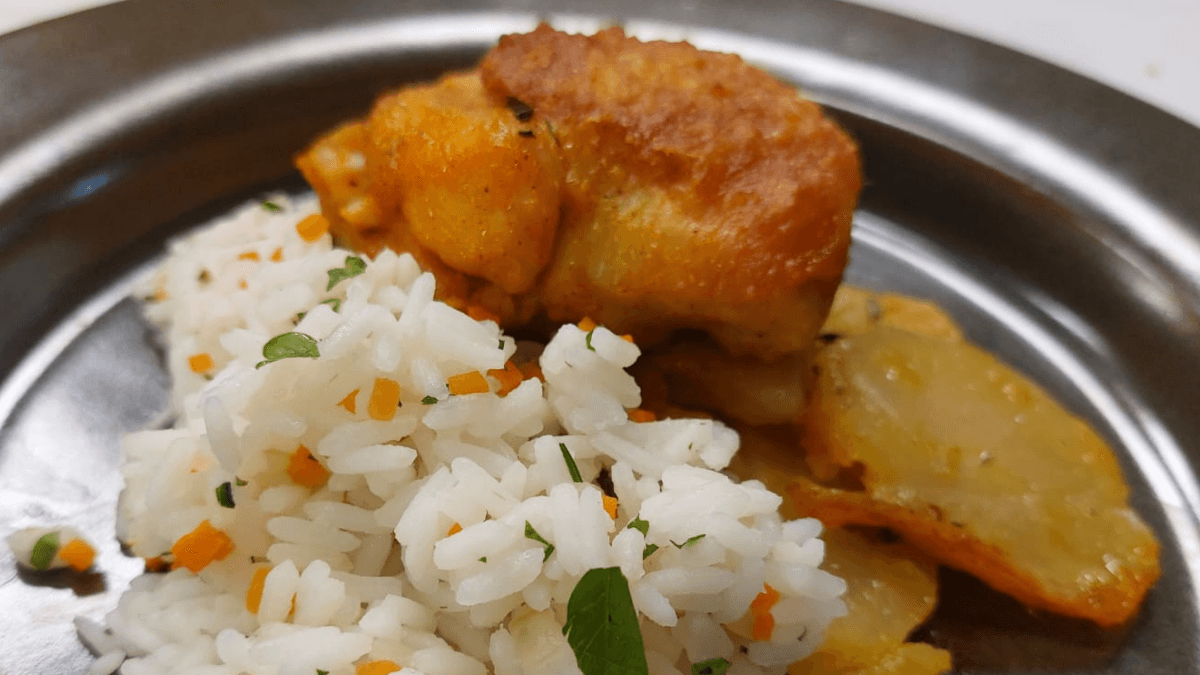 Sobrecoxa assada com batata e arroz colorido | Band Receitas