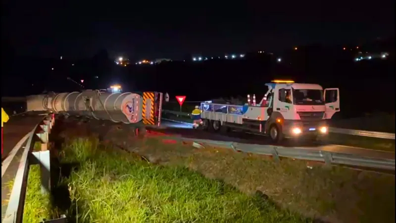 Caminhão carregado de etanol tomba em Campinas e pode ter contaminado ribeirão