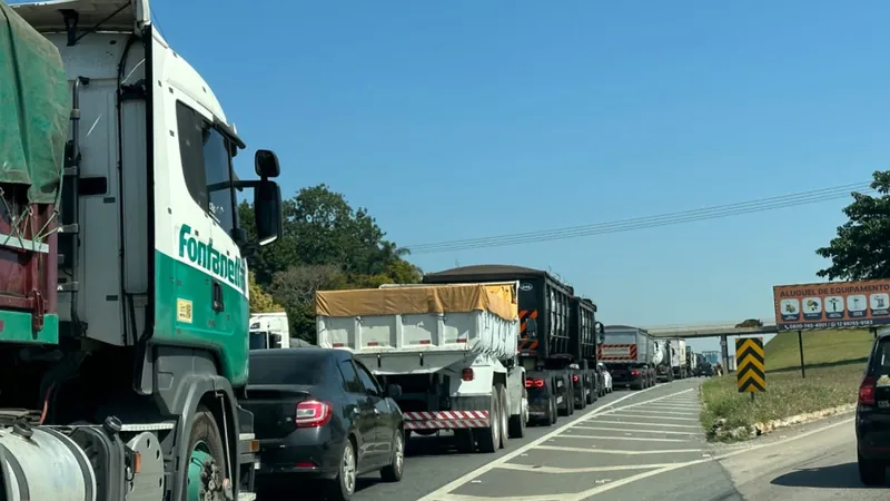 Obras na pista na Rodovia Presidente Dutra causa trânsito intenso em Taubaté