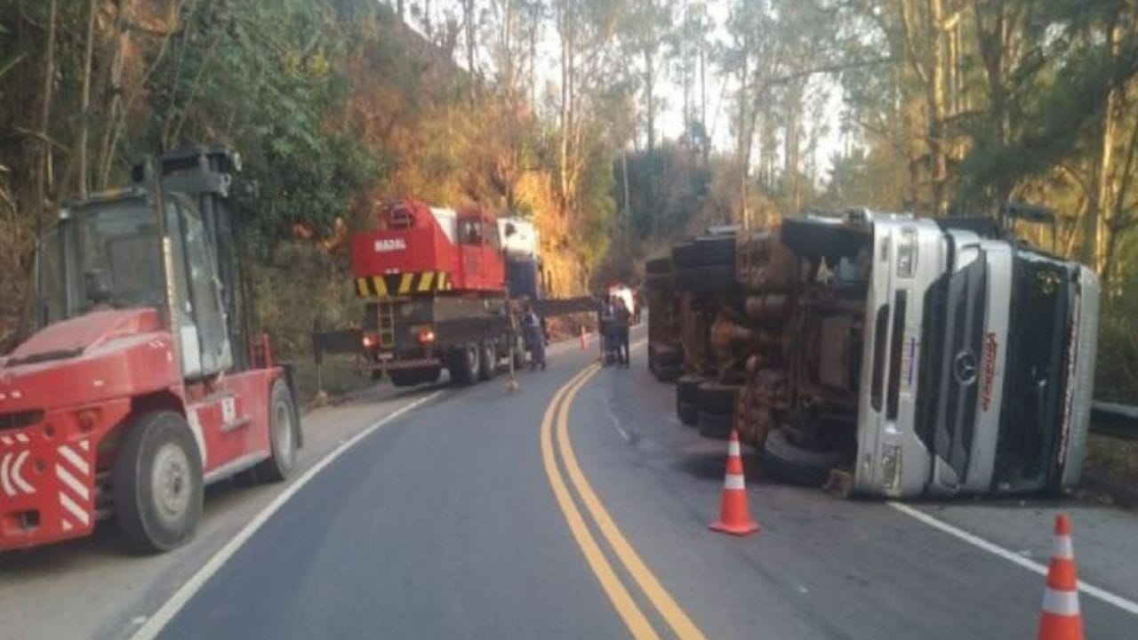 Caminhão tomba na BR-251, em São Sebastião