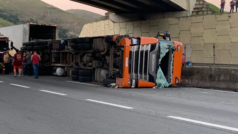 Carreta tomba e causa congestionamento na Dutra, em Lavrinhas