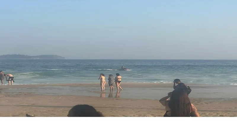 Bombeiros realizam buscas por adolescente na Praia de Ipanema