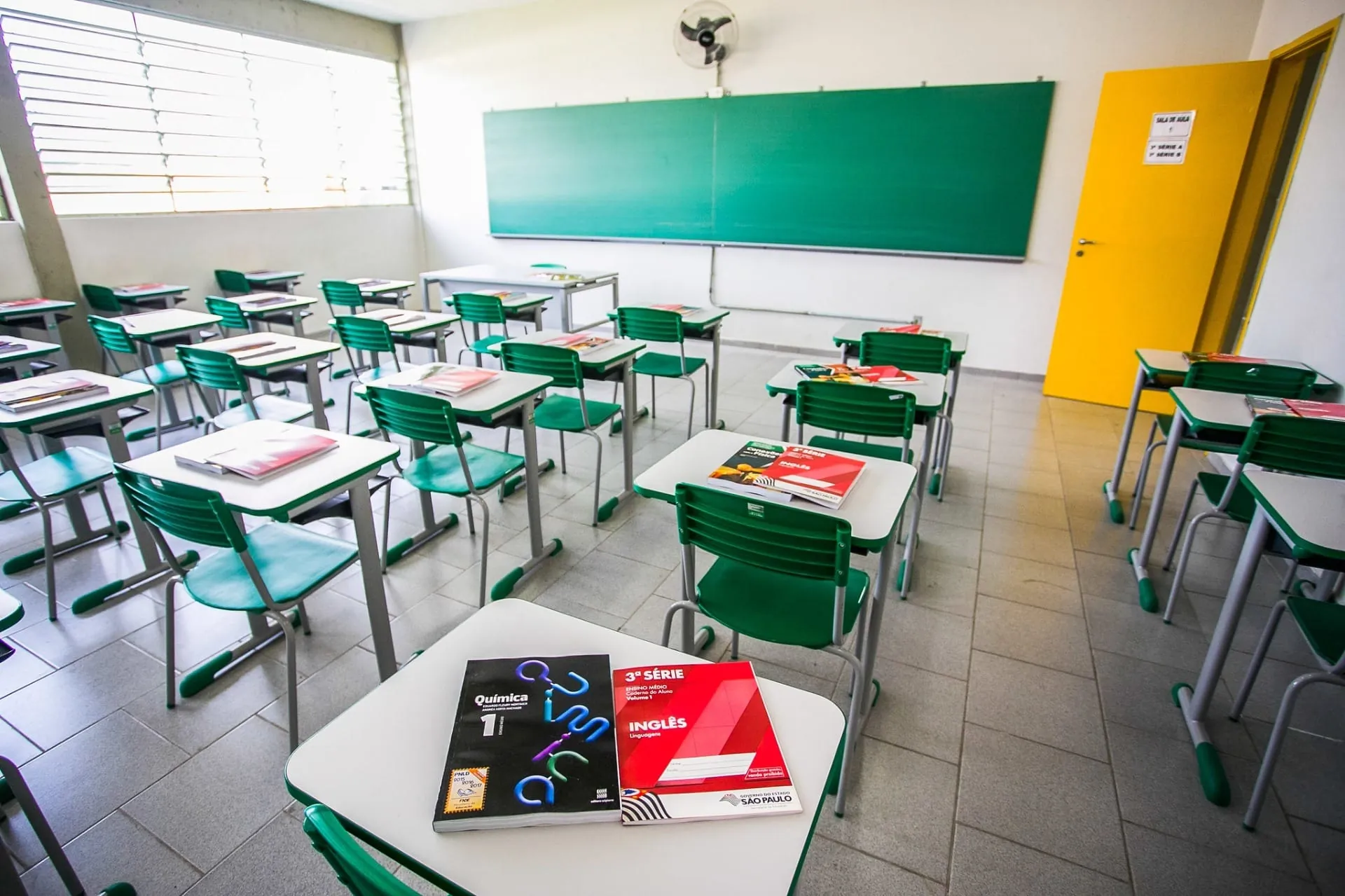 Interior da sala de aula de inglês