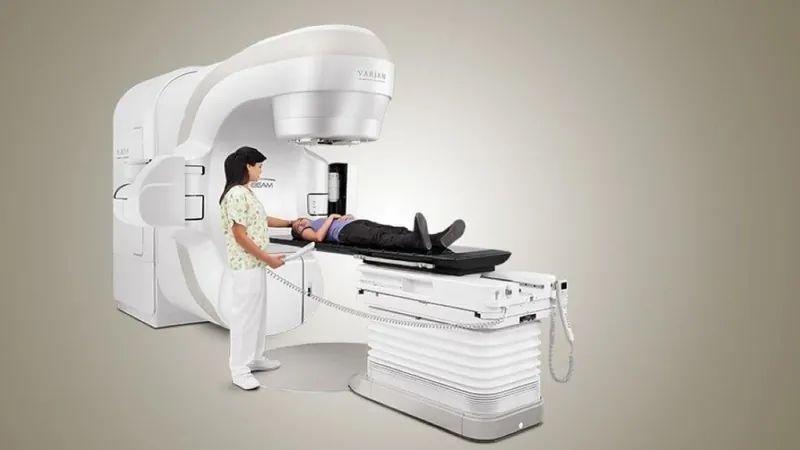 Aplicação de radioterapia pelo aparelho acelerador linear (figura 1)