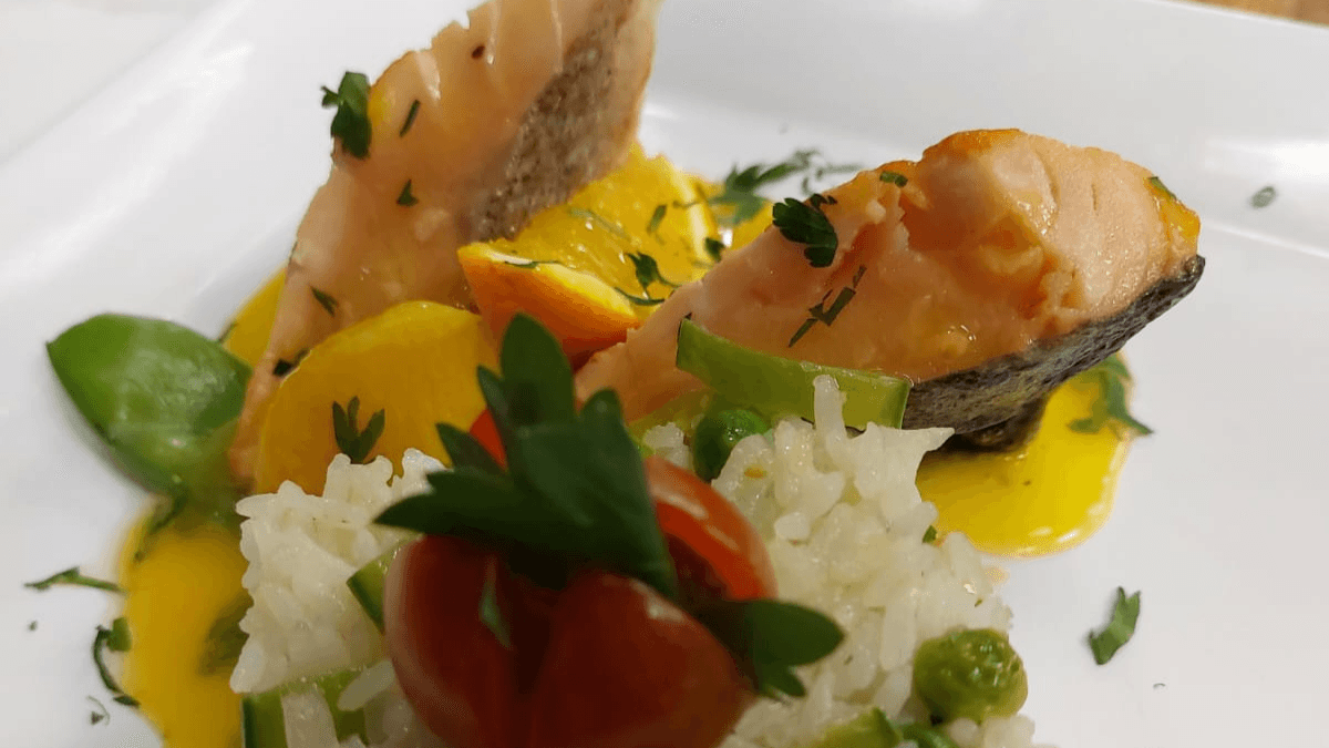 Filé de salmão e arroz com ervilhas frescas | Band Receitas