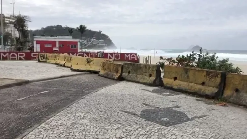 Ciclovia na Praia da Barra da Tijuca destruída por ressaca segue sem reparos