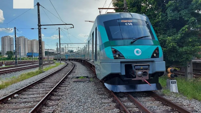 Homem esfaqueia duas pessoas dentro de trem em SP