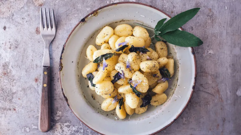 Nhoque de batata roxa é leve e super saboroso; veja receita da Carole Crema