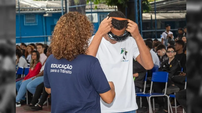 Atividade educativa simula, com óculos 3D, riscos de dirigir alcoolizado