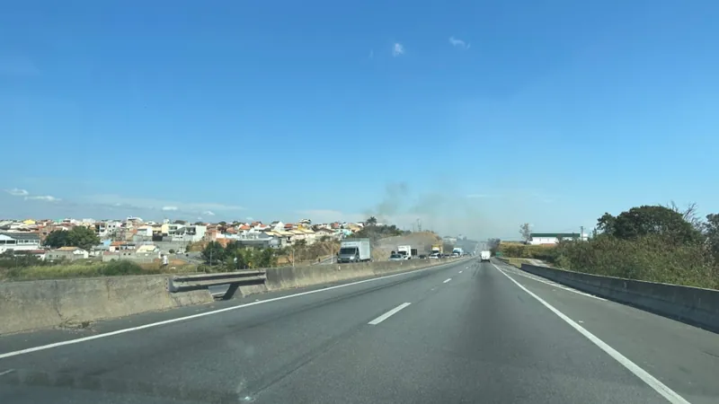 Queimada em vegetação atrapalha visão de motoristas na Dutra, em Caçapava