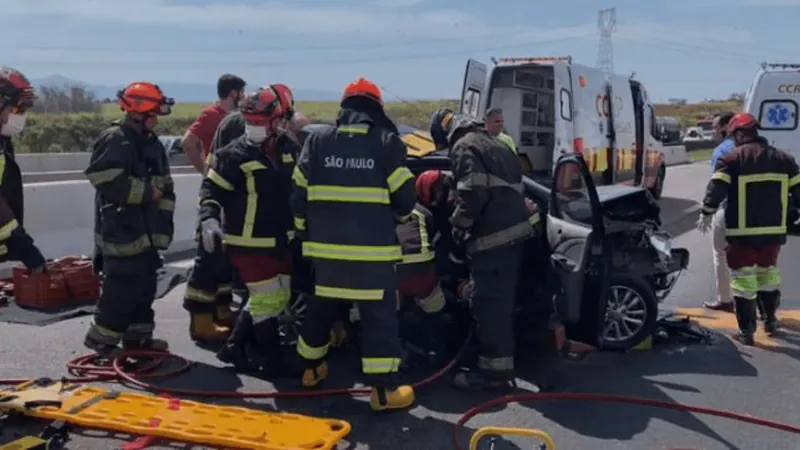 Acidente interdita Dutra e causa 4km de lentidão em Caçapava; veja o vídeo