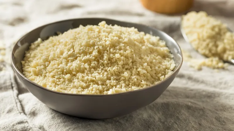 Farofa de camarão é acompanhamento saboroso para peixes e macarrão; veja receita