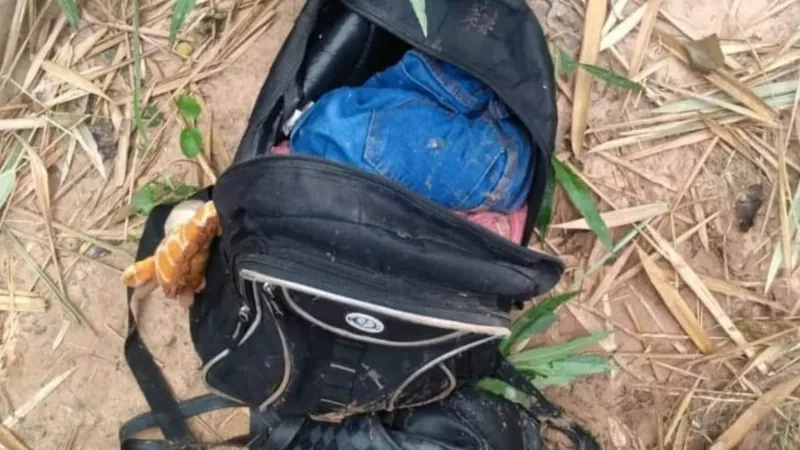 A mochila também tinha roupas da mãe da criança