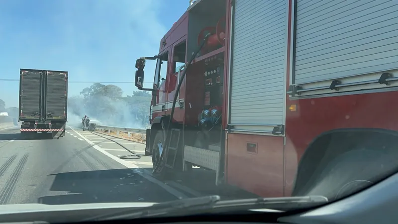 Fumaça de queimada toma conta da Rodovia Presidente Dutra, em Taubaté