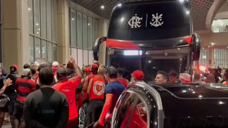 Vídeo: delegação do Flamengo é recebida sob protesto no Tom Jobim