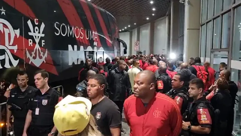 Torcida do Flamengo protesta em aeroporto após eliminação na Libertadores