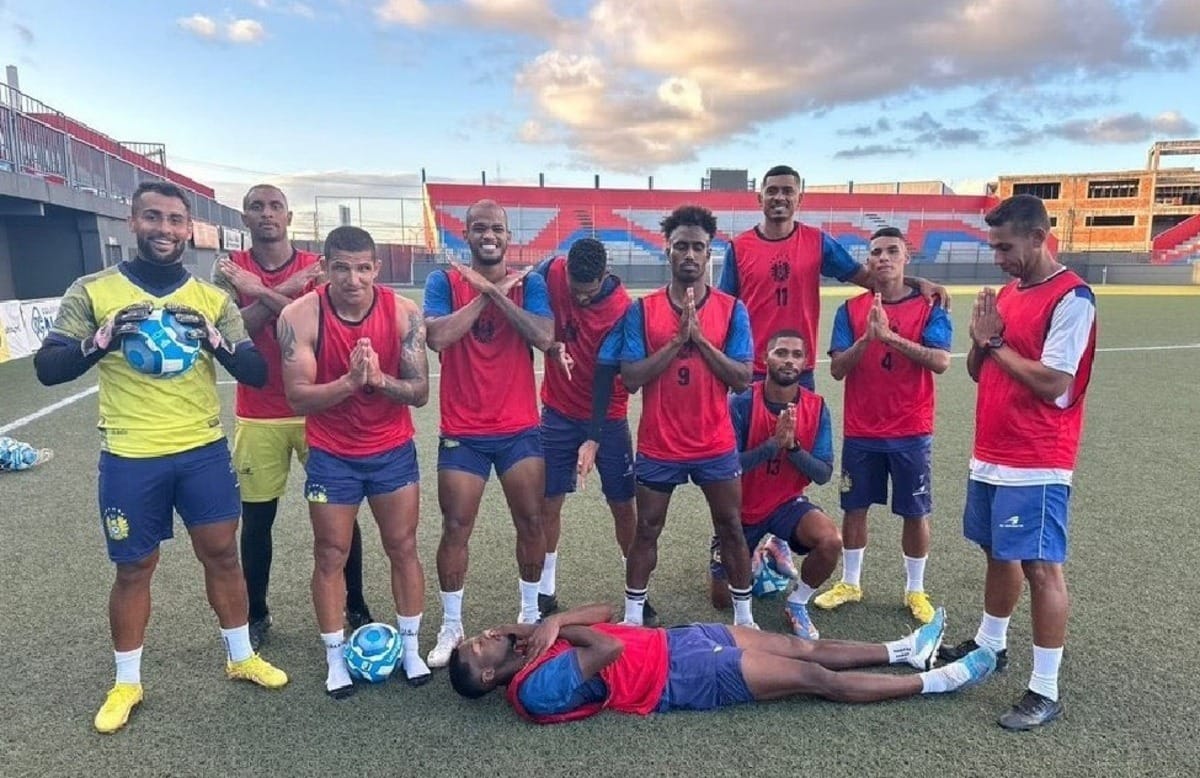 Após morte de jogador do Bahia de Feira, elenco do Nacional-AM simula  velório