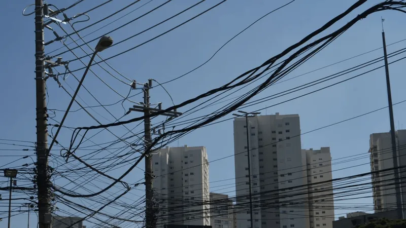 Vereadores votam veto à suspensão da cobrança da taxa de luz em Taubaté