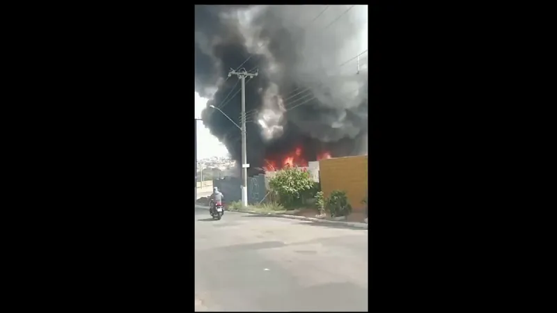 Incêndio atinge ferro-velho em Campinas