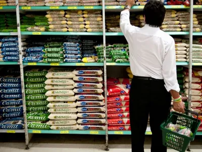 Alta do dólar impacta o preço de alimentos e combustíveis para brasileiros