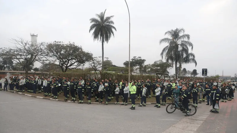 Trabalhadores da Tenaris de Pindamonhangaba fazem protesto e cobram PLR