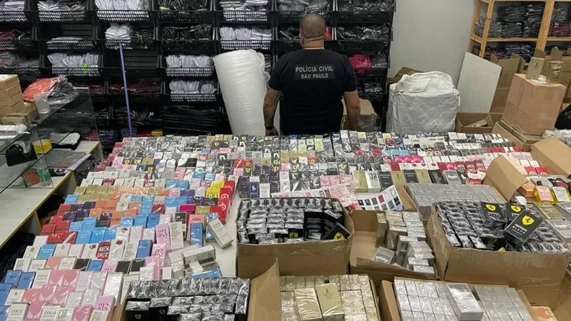 Polícia faz operação de combate a produtos falsificados no Brás