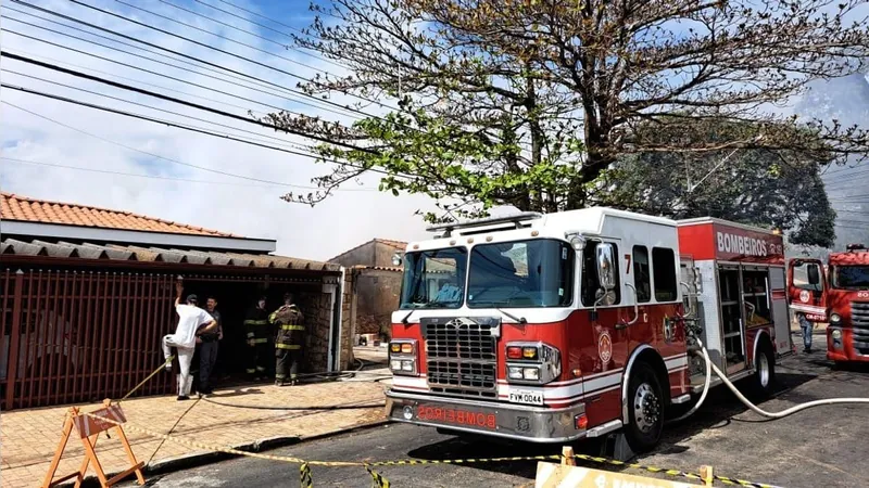 Incêndio atinge duas casa no Jardim São Gabriel, em Campinas