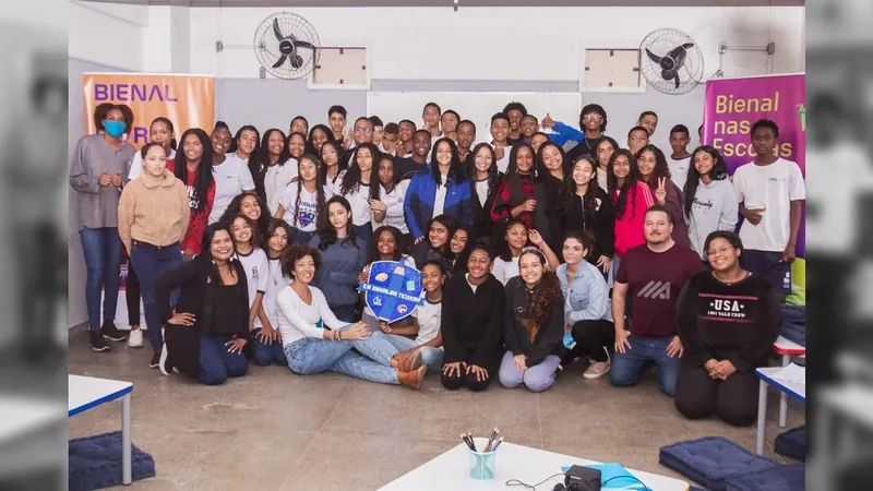 Projeto 'Bienal nas Escolas' leva dois poetas a escolas municipais do Rio