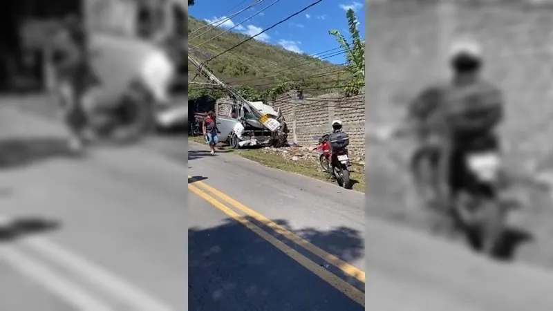 Acidente envolvendo viatura dos Bombeiros deixa duas pessoas gravemente feridas