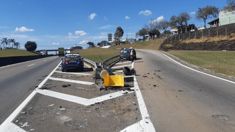 Motorista colide carro em defensa metálica na Dutra, em Caçapava