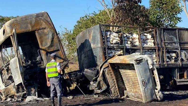 Os dois veículos pegaram fogo e ficaram destruídos