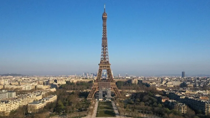 Homem é preso após pular de paraquedas da Torre Eiffel