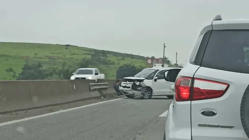 Engavetamento entre 4 veículos provoca 8 km de lentidão na via Dutra sentido Rio