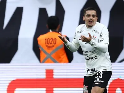 Fagner dedica vitória do Corinthians para Cássio: "Passou muita coisa no clube"