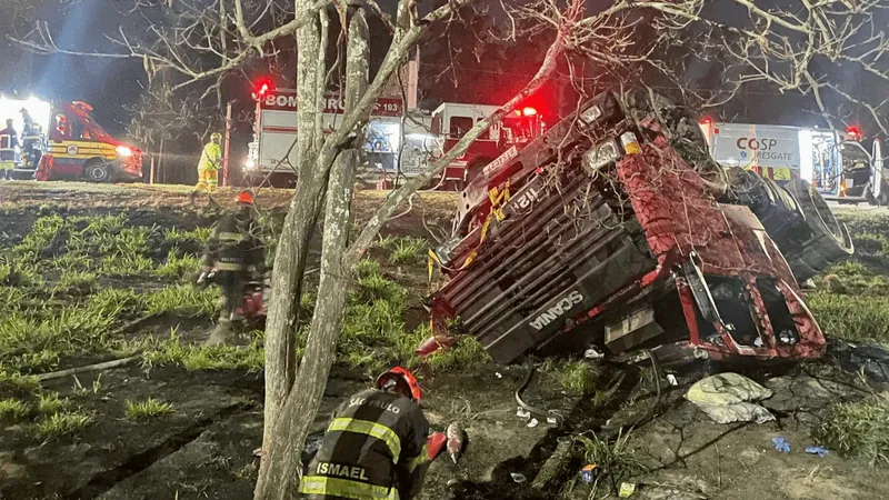 Motorista tem fratura exposta após capotar caminhão na Dutra em Jacareí