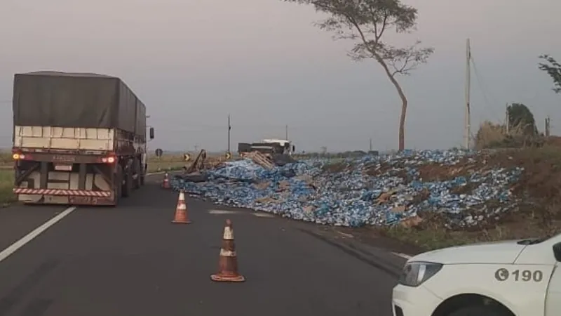 Parte da carga ficou espalhada na rodovia