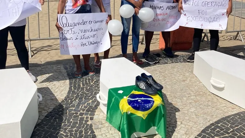 Caixões são colocados na Praia de Copacabana em ato contra mortes de crianças