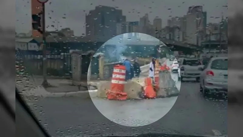 Buraco gera transtornos há 4 meses em frente ao Mercadão de São Paulo