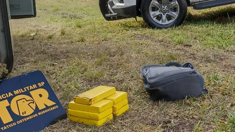 A droga estava escondida dentro de um ônibus